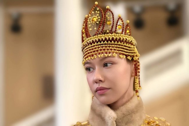 Янтарный комбинат создал кокошник из солнечного камня